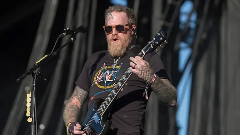 BRENT HINDS exits MASTODON