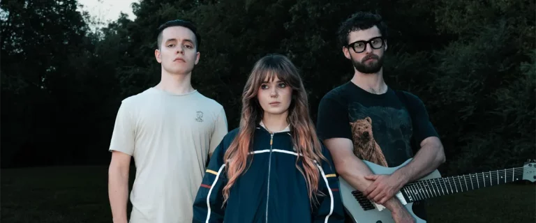 SHOWING TEETH debut new single and music video